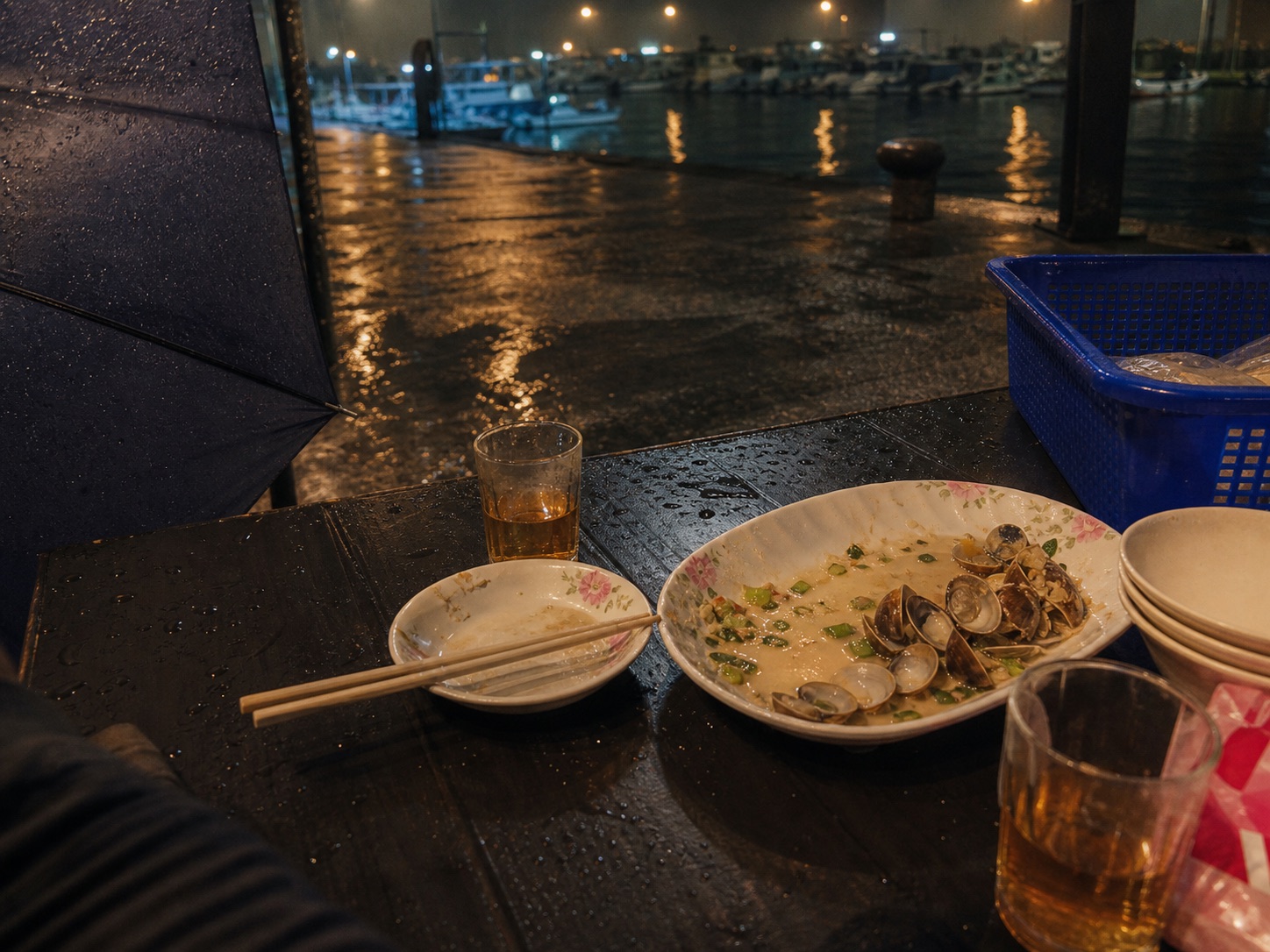 港邊晚餐濕地反光與城市夜晚的氣氛影像