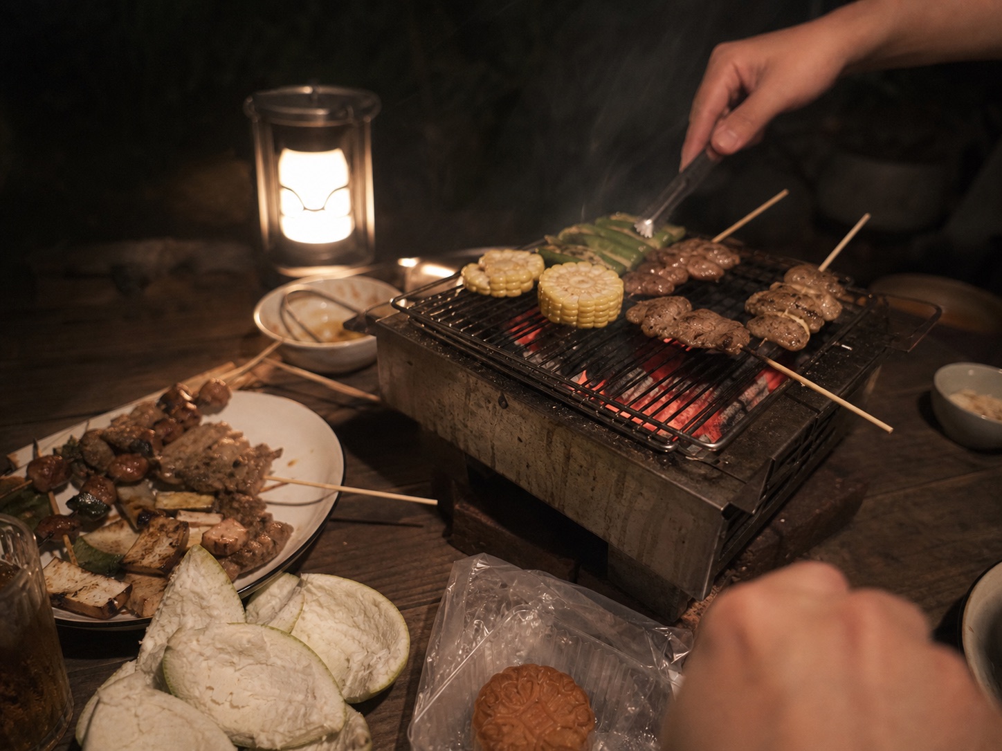燒肉聚會炭火與桌邊手勢的第一視角氣氛影像