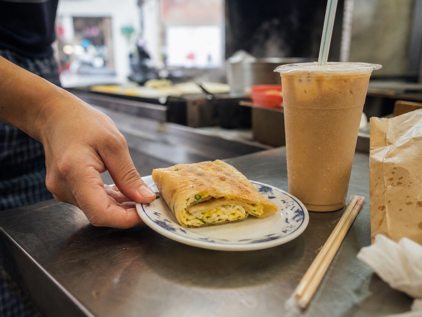 早餐店鐵板、蛋餅與冰奶茶的旅人實拍感氣氛影像