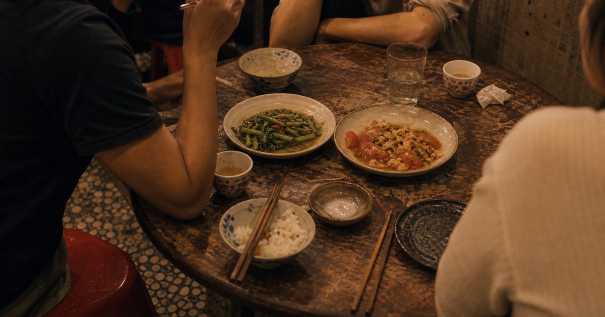 多人圍在台灣家常菜桌邊的聚場地圖氣氛影像